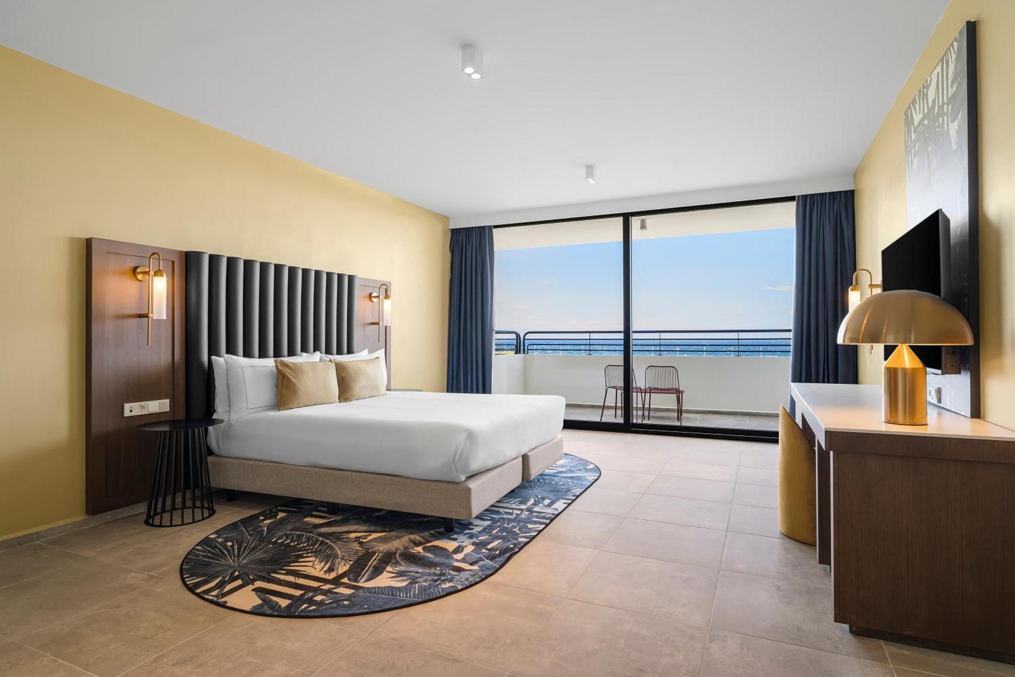 Suíte superior de 1 quarto com cama king-size e vista do mar